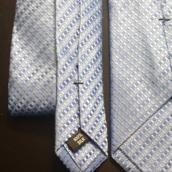 ck Calvin Klein 100% Silk Blue Tie - Striped - Dress in Style with Designer Tie - Picture 4 of 4